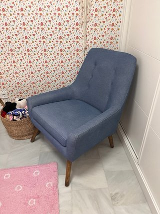 Butaca azul de tela con patas de madera