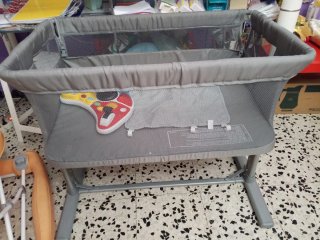 Cuna de bebé gris