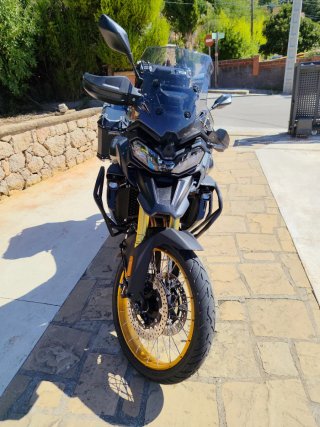 Voge 900 DSX Negra y Dorada