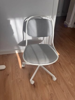 Escritorio y silla infantil de IKEA