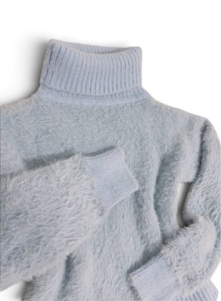 Jersey de cuello alto suave y peludo en azul bebé
