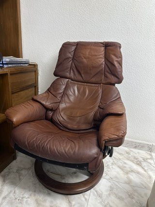 Sillón reclinable de piel marrón