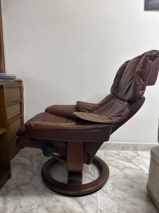 Sillón reclinable de piel marrón