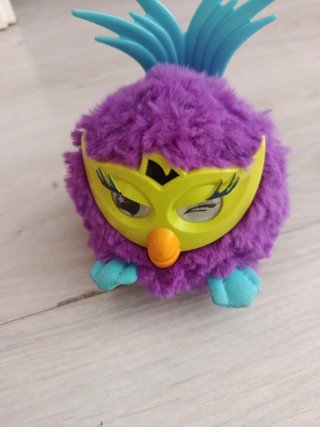 Furby Morado con Máscara Amarilla