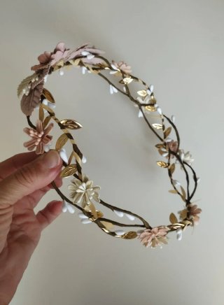 Corona trenzada flores rosa y beige