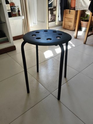 Taburete negro de metal y plástico