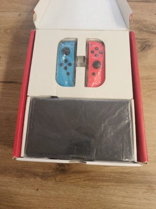 Nintendo Switch OLED + Custodia e due joy-con