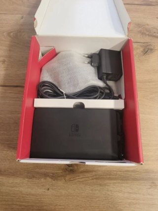 Nintendo Switch OLED + Custodia e due joy-con