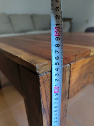 Mesa baja de madera rústica