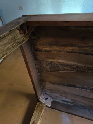 Mesa baja de madera rústica