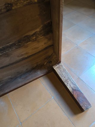 Mesa baja de madera rústica