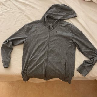 Chaqueta deportiva Nike gris con capucha