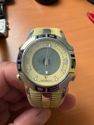 Reloj Viceroy plateado y amarillo