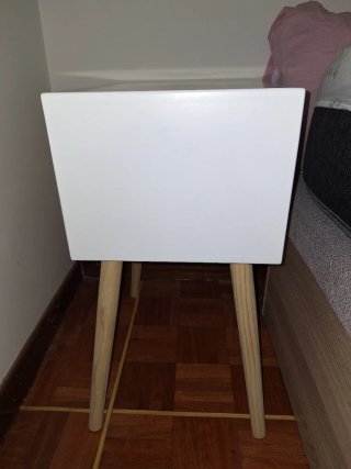 Mesita de noche blanca y madera