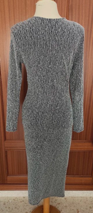 Vestido de fiesta plateado con apertura delantera.