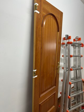 Puerta de madera marrón