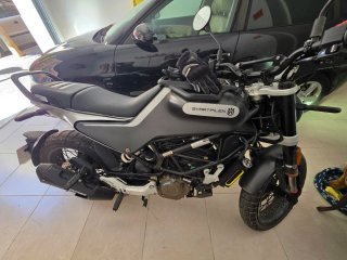 Husqvarna Svartpilen 125 Negra