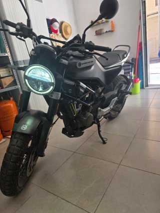 Husqvarna Svartpilen 125 Negra