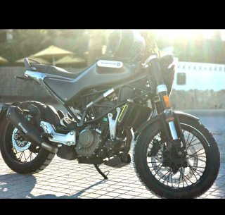 Husqvarna Svartpilen 125 Negra