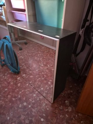 Mueble Almacenaje Ikea Besta Marrón con puerta.