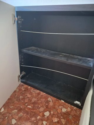 Mueble Almacenaje Ikea Besta Marrón con puerta.