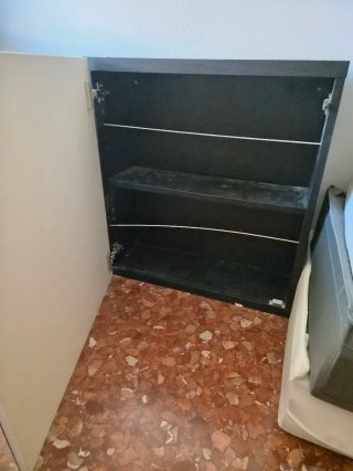 Mueble Almacenaje Ikea Besta Marrón con puerta.