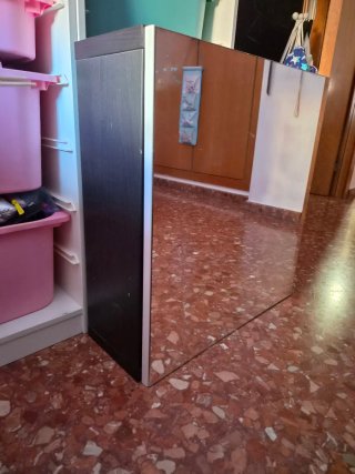 Mueble Almacenaje Ikea Besta Marrón con puerta.