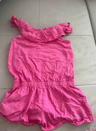 Mono rosa con volantes