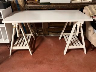 Escritorio (Caballetes y tablero Ikea)