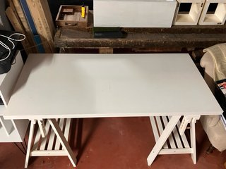 Escritorio (Caballetes y tablero Ikea)
