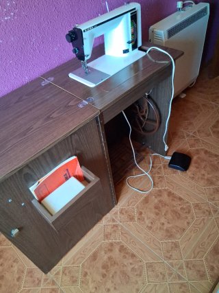Máquina de coser Sigma 2000 con mueble