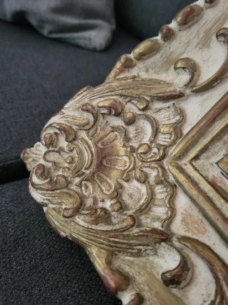 Marco de madera beige y dorado