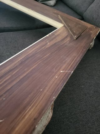 Marco de madera beige y dorado