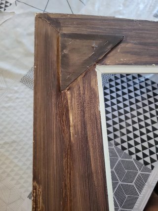 Marco de madera beige y dorado