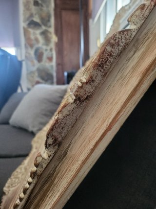 Marco de madera beige y dorado
