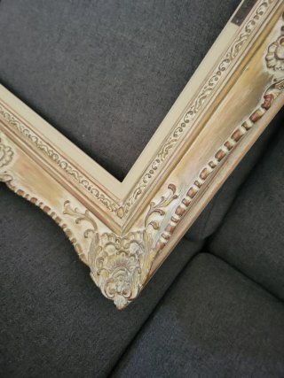 Marco de madera beige y dorado