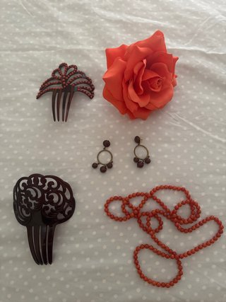 Complementos flamenca: flor, peinetas y collar