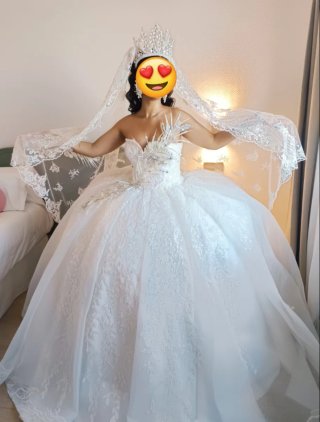 Vestido de Novia Blanco con Tiara y Velo