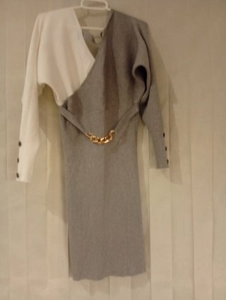 Vestido gris y blanco con cinturón
