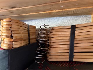 Perchas de madera y metal
