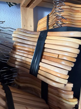 Perchas de madera y metal
