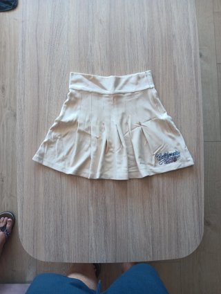 Minifalda beige con bordado 'California'. 10 años
