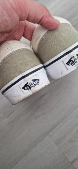 Zapatillas Vans Slip-On Beige y verde clarito.