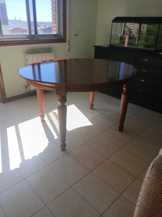 Mesa de comedor redonda de madera