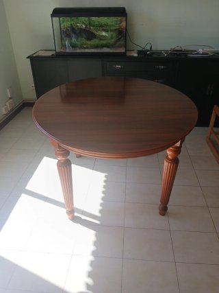 Mesa de comedor redonda de madera