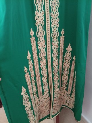 Caftán Marroquí Verde con Bordado Dorado