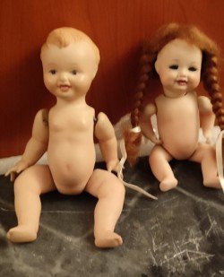 2 riproduzioni di bambole antiche