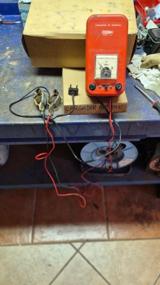 Cargador de Baterías Antiguo