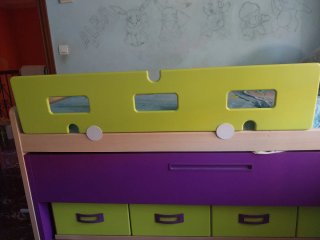 Barrera de cama infantil de madera.