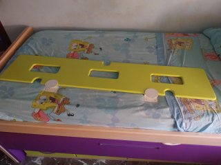 Barrera de cama infantil de madera.